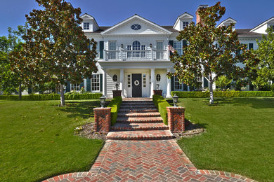 Example of a classic entryway design in Los Angeles