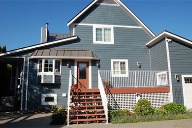 Arts and crafts home design photo in Vancouver