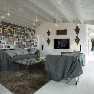Inspiration för stora moderna vardagsrum, med ett bibliotek, vita väggar, målat trägolv och en väggmonterad TV