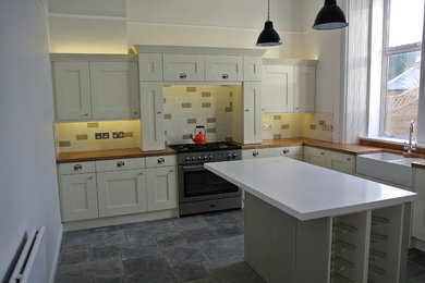 This is an example of a traditional kitchen in Glasgow.