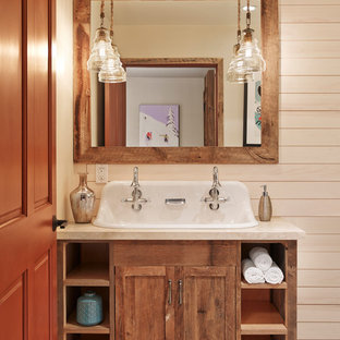 Uriges Badezimmer mit hellbraunen Holzschränken, Trogwaschbecken und Schrankfronten im Shaker-Stil in Houston