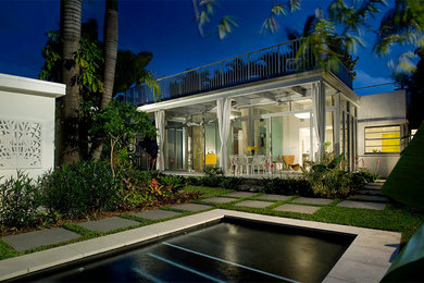 Design ideas for a mid-sized contemporary one-storey stucco white exterior in Miami with a flat roof.