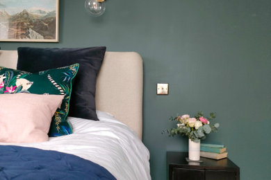 Foto de dormitorio moderno de tamaño medio con paredes verdes, moqueta y suelo blanco