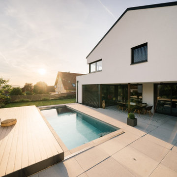 Edelstahlpool inkl. Pooldeck mit Poolhaus, Sauna und Gartenbereich