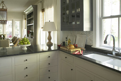 На фото: кухня в морском стиле с врезной мойкой, плоскими фасадами, белыми фасадами и белым фартуком с