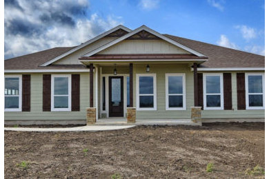 Traditional green house exterior idea in Austin with a shingle roof