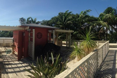 Photo of a traditional deck in Miami.