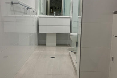 Inspiration for a modern bathroom in Melbourne.