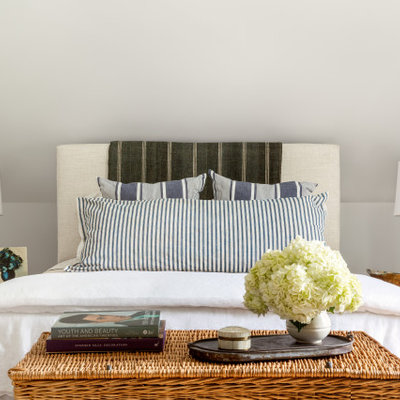 Inspiration for a cottage home design remodel in Bridgeport