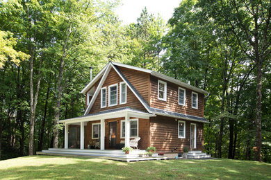 Cette photo montre une façade de maison rouge chic en bois et bardage à clin de taille moyenne et à un étage avec un toit à deux pans, un toit en shingle et un toit gris.