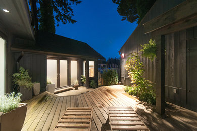 Design ideas for a contemporary side yard deck in Vancouver.
