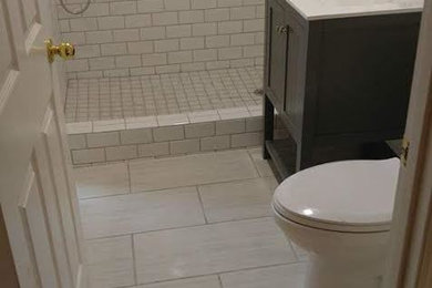 Ejemplo de cuarto de baño moderno con puertas de armario negras, sanitario de una pieza, baldosas y/o azulejos blancas y negros, baldosas y/o azulejos blancos y suelo blanco