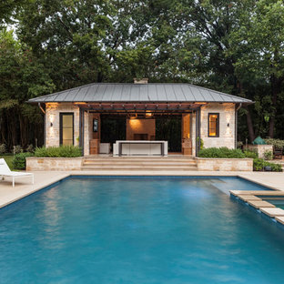ダラスのオーダーメイドトランジショナルスタイルのおしゃれなプール (天然石敷き) の写真