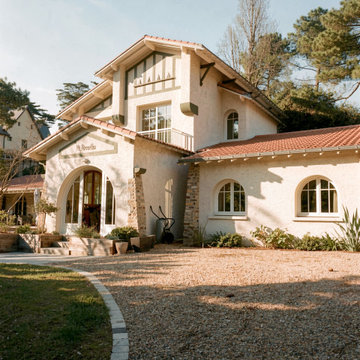 Façade d'entrée de la villa basque signée Adrien Grave