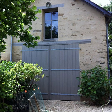 Maison de bourg et dépendances en enduit à pierres vues
