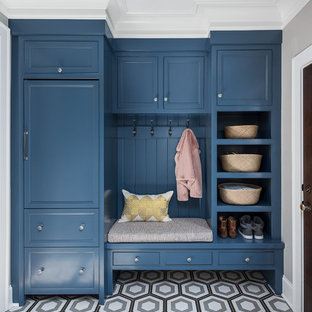 На фото: с высоким бюджетом большие тамбуры в стиле современная классика с серыми стенами, полом из керамической плитки и черным полом