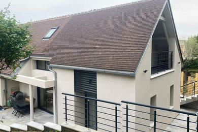 Réalisation d'une maison tradition de taille moyenne.