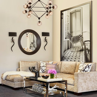 Ispirazione per un grande soggiorno minimalista chiuso con pareti beige, moquette e pavimento grigio