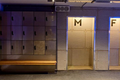 Multifunktionaler, Geräumiger Industrial Fitnessraum mit bunten Wänden und Betonboden in London
