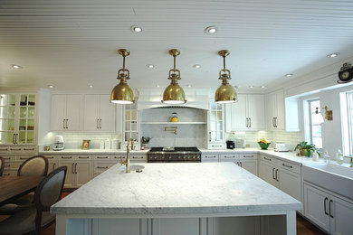 Example of a transitional kitchen design in Chicago