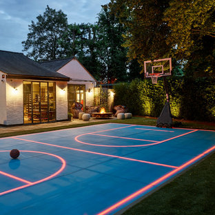 Stilmix Garten hinter dem Haus mit Sportplatz, Feuerstelle und Natursteinplatten in London