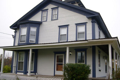 Example of a cottage home design design in Boston