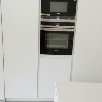 Küche in weiß matt / Mineralwerkstoff