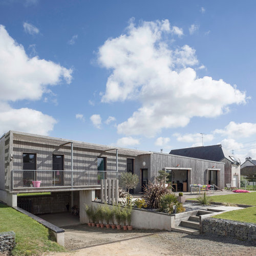 Cette photo montre une façade de maison tendance de taille moyenne.