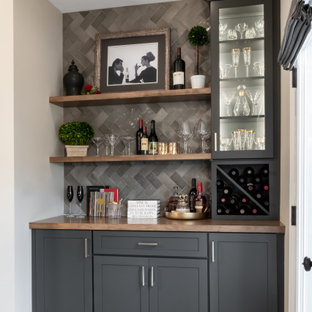 Immagine di un piccolo angolo bar senza lavandino chic con nessun lavello, ante con riquadro incassato, ante grigie, top in legno, paraspruzzi grigio, paraspruzzi con piastrelle in ceramica, pavimento in legno massello medio, pavimento marrone e top marrone