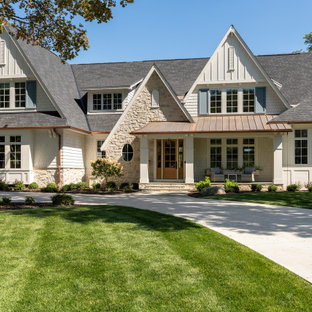 Inredning av ett klassiskt beige hus, med två våningar, sadeltak och tak i shingel