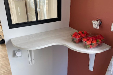 Aménagement d'une cuisine contemporaine en U de taille moyenne et fermée.