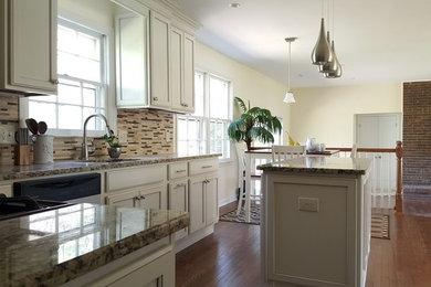 Inspiration for a timeless l-shaped eat-in kitchen remodel in New York with beige backsplash and an island