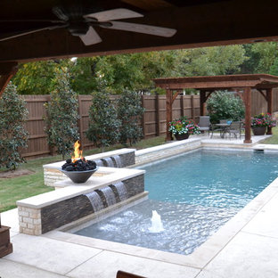 Kleiner Moderner Pool hinter dem Haus in rechteckiger Form mit Wasserspiel in Dallas