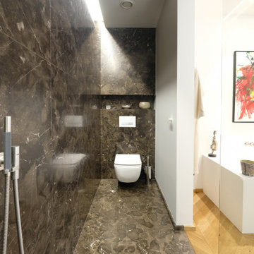 Marmordusche mit Vola Armaturen und innovativem baqua System