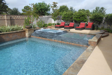 Minimalist pool photo in Houston