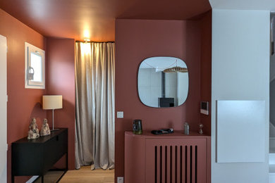 Réalisation d'une petite entrée design avec un mur marron, parquet clair et un sol beige.