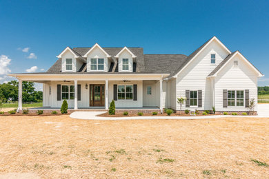 Example of an exterior home design in Nashville