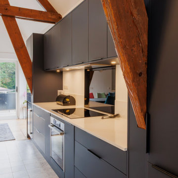 Cuisine Bleue Élégante : Rustique et Modernité Lumineuse