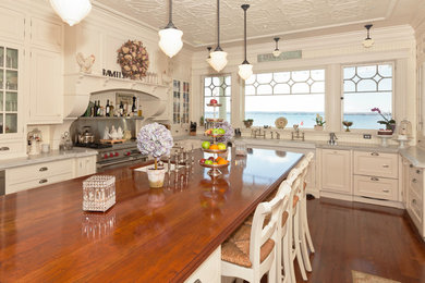 Example of a classic kitchen design in Toronto