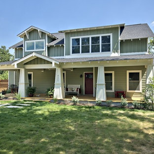 Свежая идея для дизайна: большой, двухэтажный фасад дома зеленого цвета в стиле кантри с облицовкой из металла и двускатной крышей - отличное фото интерьера