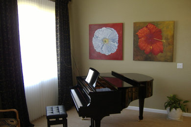 Modelo de salón con rincón musical abierto contemporáneo de tamaño medio con paredes multicolor y moqueta