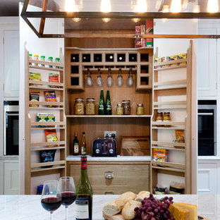 Inspiration pour une grande arrière-cuisine bohème en U avec un évier encastré, un placard à porte affleurante, des portes de placard blanches, un plan de travail en marbre, une crédence blanche, une crédence en dalle de pierre, un électroménager en acier inoxydable, un sol en bois foncé et un îlot central.