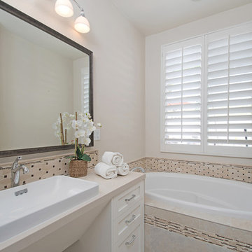 Accessible Bath in Carlsbad Poinsettia