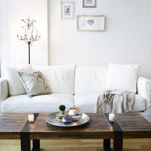 Foto di un piccolo soggiorno stile marino con parquet chiaro