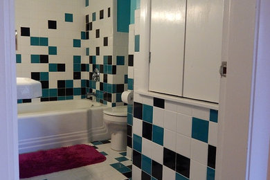ポートランド(メイン)にある低価格の小さなエクレクティックスタイルのおしゃれな子供用バスルーム (白いキャビネット、アルコーブ型浴槽、シャワー付き浴槽	、分離型トイレ、青いタイル、セラミックタイル、青い壁、セラミックタイルの床、壁付け型シンク、青い床) の写真