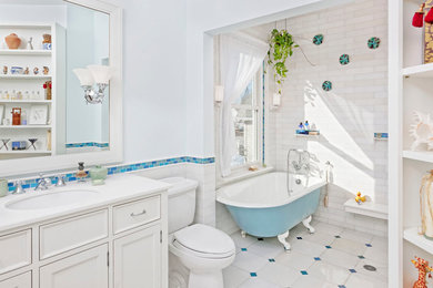 Elegant claw-foot bathtub photo in Chicago