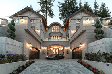 バンクーバーにあるラグジュアリーなトラディショナルスタイルのおしゃれな家の外観 (石材サイディング) の写真