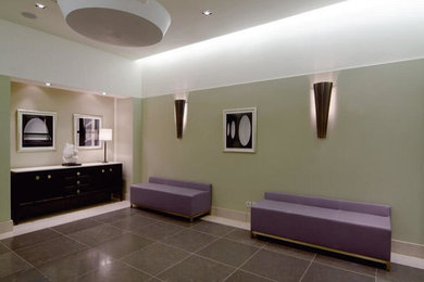 Großer Moderner Hobbyraum im Loft-Stil mit gelber Wandfarbe, gebeiztem Holzboden, Hängekamin, Kaminumrandung aus Stein, freistehendem TV und grauem Boden in Hamburg