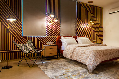 Ejemplo de habitación de invitados actual con paredes beige, suelo de baldosas de cerámica, suelo marrón y bandeja