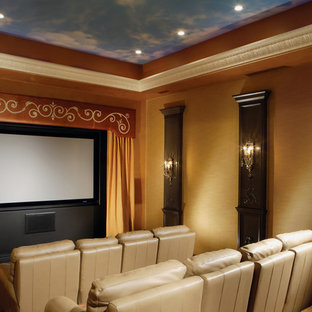 Idées déco pour une très grande salle de cinéma classique fermée avec un mur orange, moquette et un écran de projection.